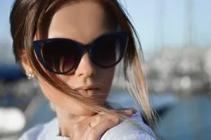 Kobieta w okularach przeciwsłonecznych